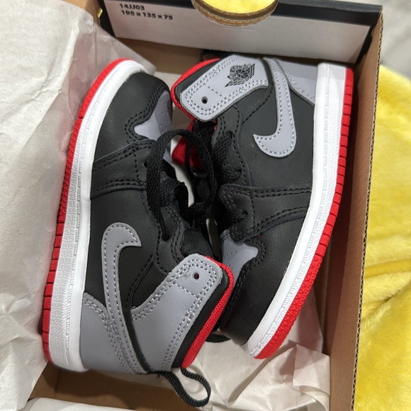 Black/cement grey fire red jordans - Picture 3 of 6